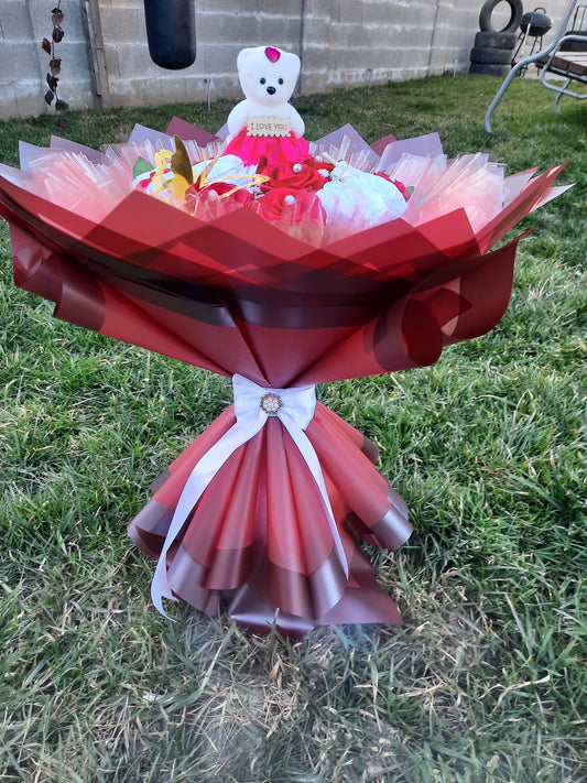 Buchet Romantic cu Trandafiri din Satin Roșii și Albi, Ursuleț „I Love You” și Fluture Decorativ – Cadou Elegant pentru Persoana Iubită