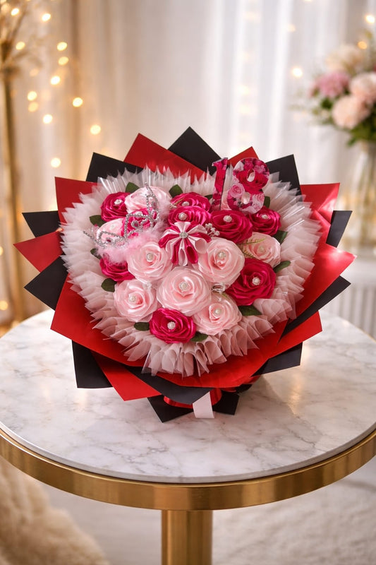 Buchet aniversar pentru 18 ani realizat din trandafiri din satin, lucrat manual, cu design elegant și detalii deosebite 🎀