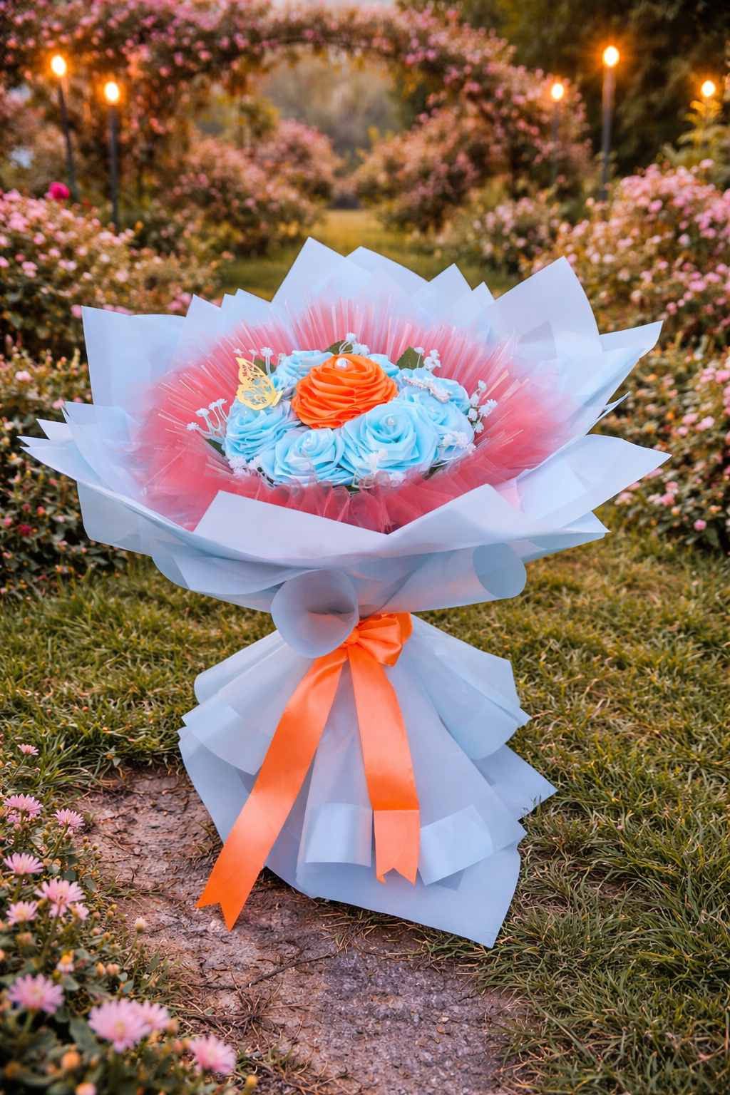 Buchet decorativ cu trandafiri bleu și trandafir coral – Aranjament floral elegant pentru cadou special