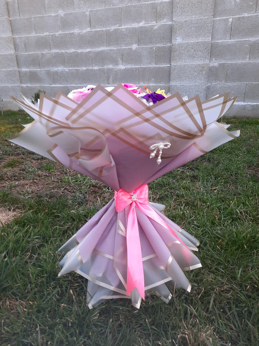 Buchet Roz Intens cu Trandafiri Roz și Bleu – Aranjament Floral Elegant cu Fluturi Decorativi