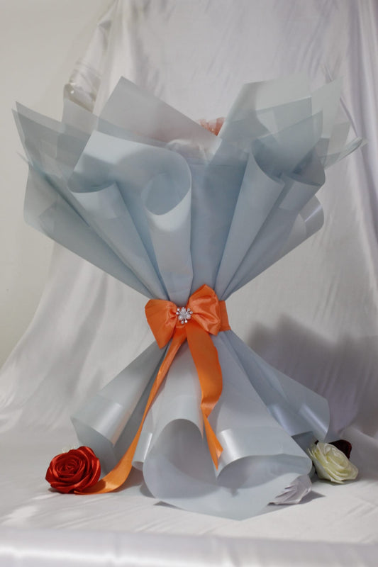 Buchet decorativ cu trandafiri bleu și trandafir coral – Aranjament floral elegant pentru cadou special