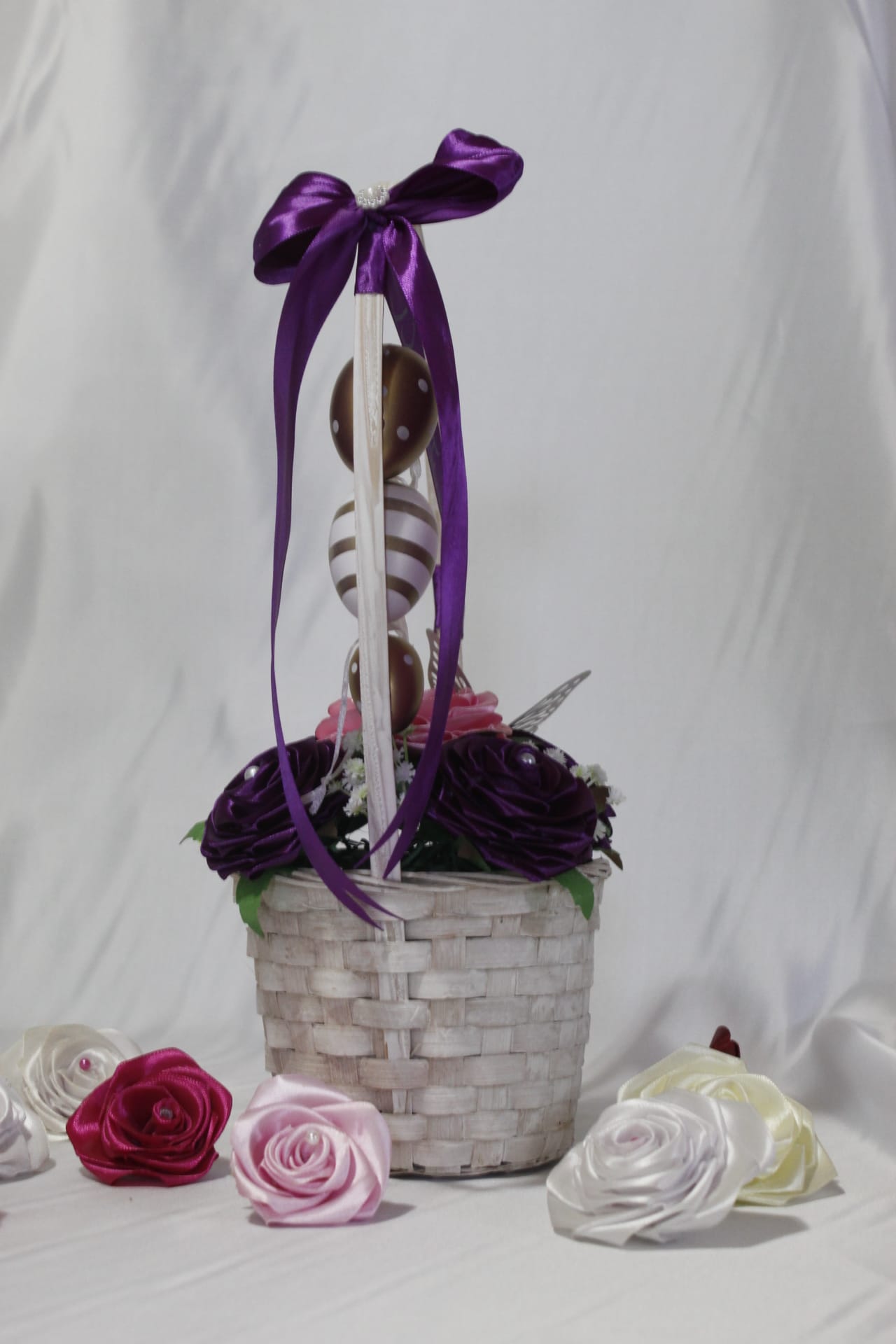 Coșuleț Decorativ de Paște cu Trandafiri din Satin Mov și Roz – Aranjament Floral Elegant „Paște Fericit”