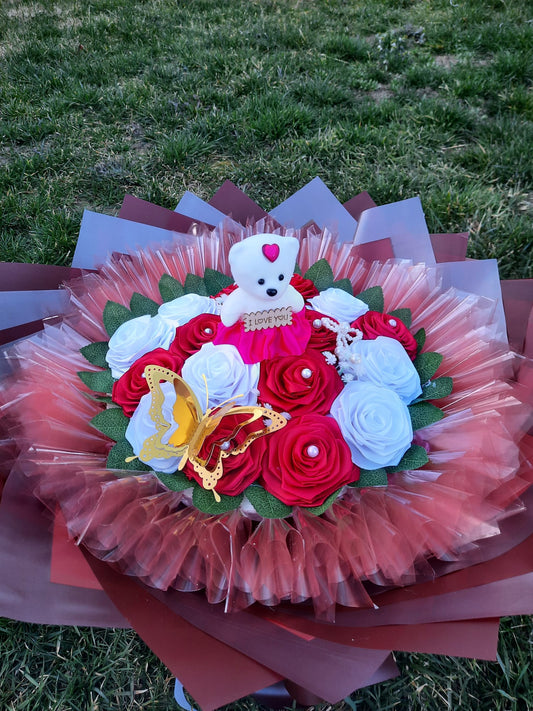Buchet Romantic cu Trandafiri din Satin Roșii și Albi, Ursuleț „I Love You” și Fluture Decorativ – Cadou Elegant pentru Persoana Iubită