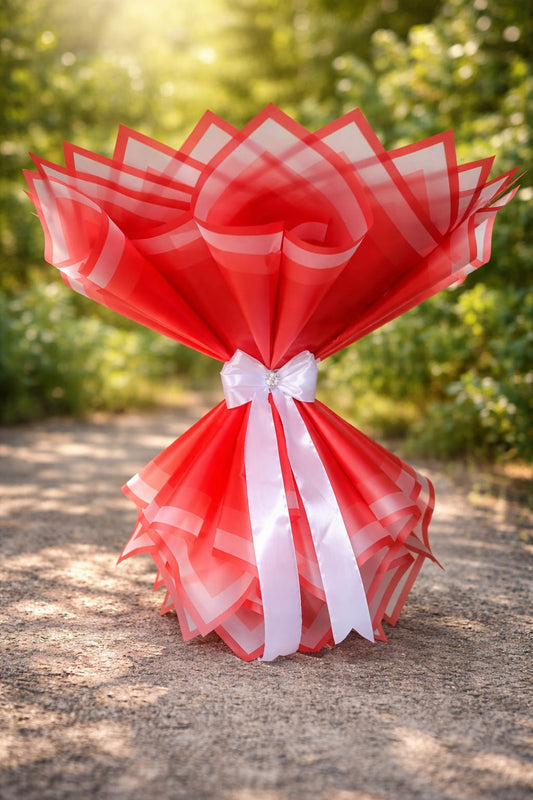 Buchet handmade din 13 trandafiri din satin roșu – aranjament elegant cu perle, cadou romantic
