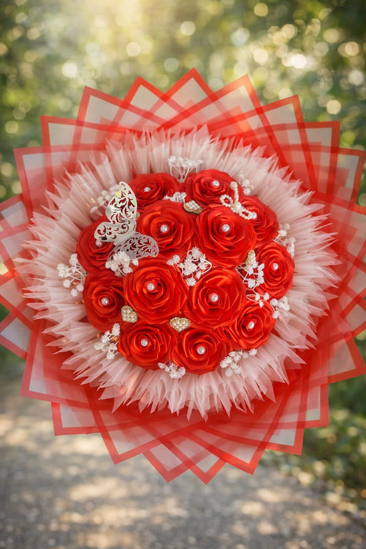 Buchet handmade din 13 trandafiri din satin roșu – aranjament elegant cu perle, cadou romantic