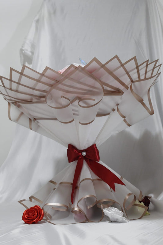 Aranjament floral inimă cu 25 trandafiri din satin roșii, roz și albi – cadou romantic handmade