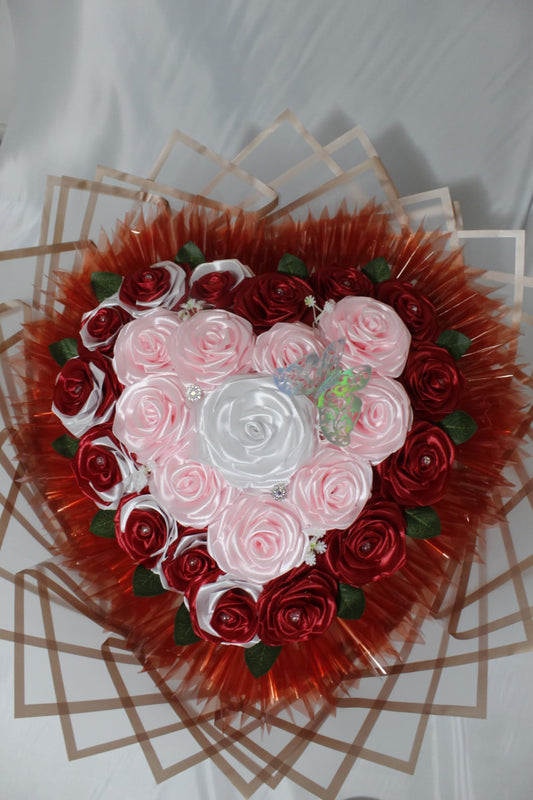 Aranjament floral inimă cu 25 trandafiri din satin roșii, roz și albi – cadou romantic handmade