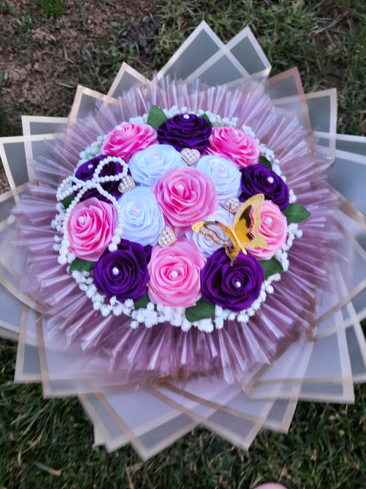 Buchet Elegant cu Trandafiri Roz, Mov și Alb – Aranjament Floral Premium cu Fluture Decorativ