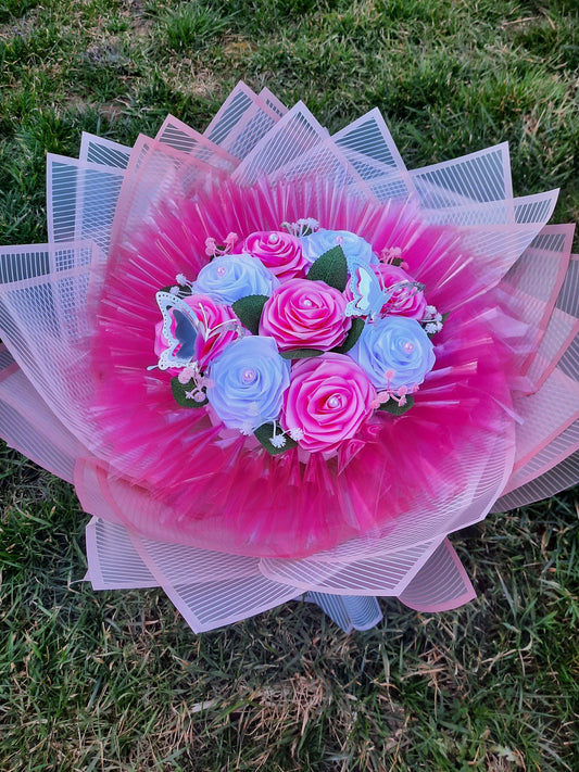 Buchet Roz Intens cu Trandafiri Roz și Bleu – Aranjament Floral Elegant cu Fluturi Decorativi