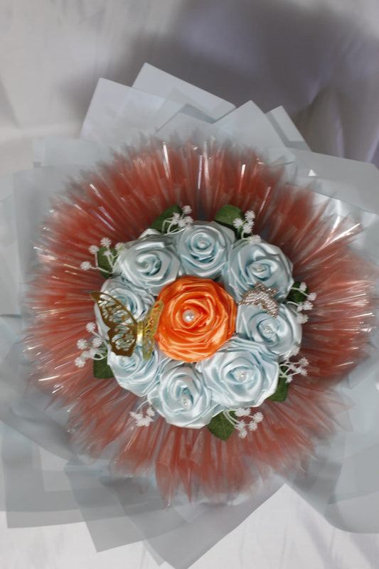 Buchet decorativ cu trandafiri bleu și trandafir coral – Aranjament floral elegant pentru cadou special