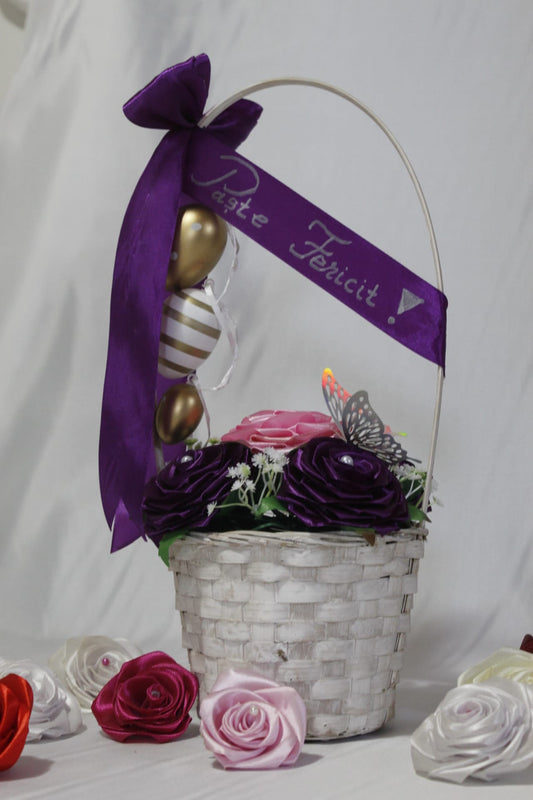 Coșuleț Decorativ de Paște cu Trandafiri din Satin Mov și Roz – Aranjament Floral Elegant „Paște Fericit”