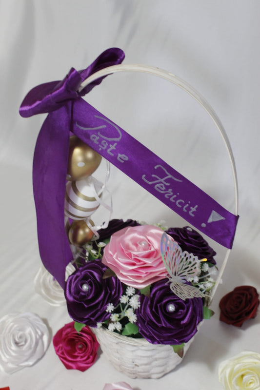 Coșuleț Decorativ de Paște cu Trandafiri din Satin Mov și Roz – Aranjament Floral Elegant „Paște Fericit”