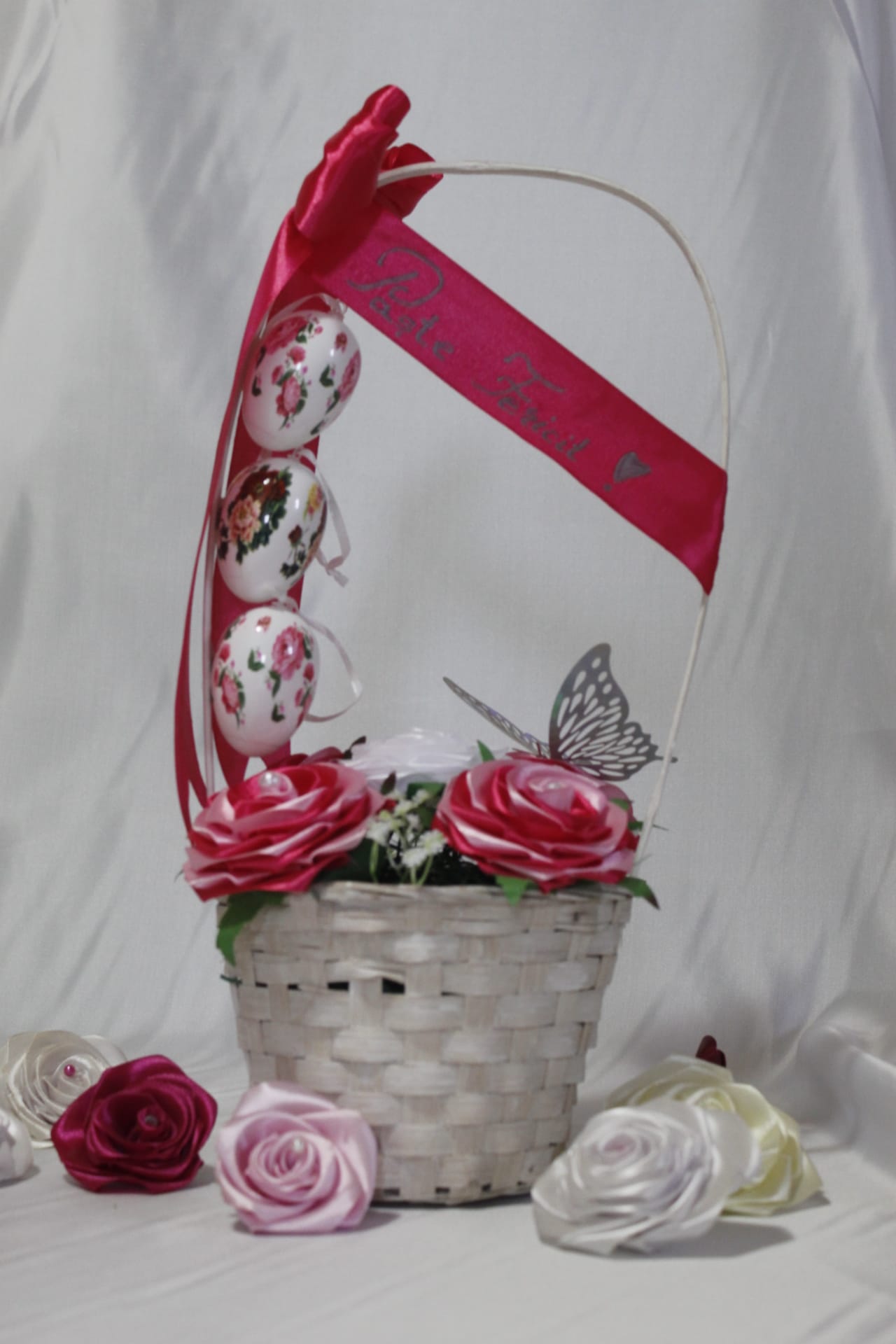 Coșuleț Decorativ de Paște cu Trandafiri din Satin Roz Închis și Roz Deschis – Aranjament Floral Elegant