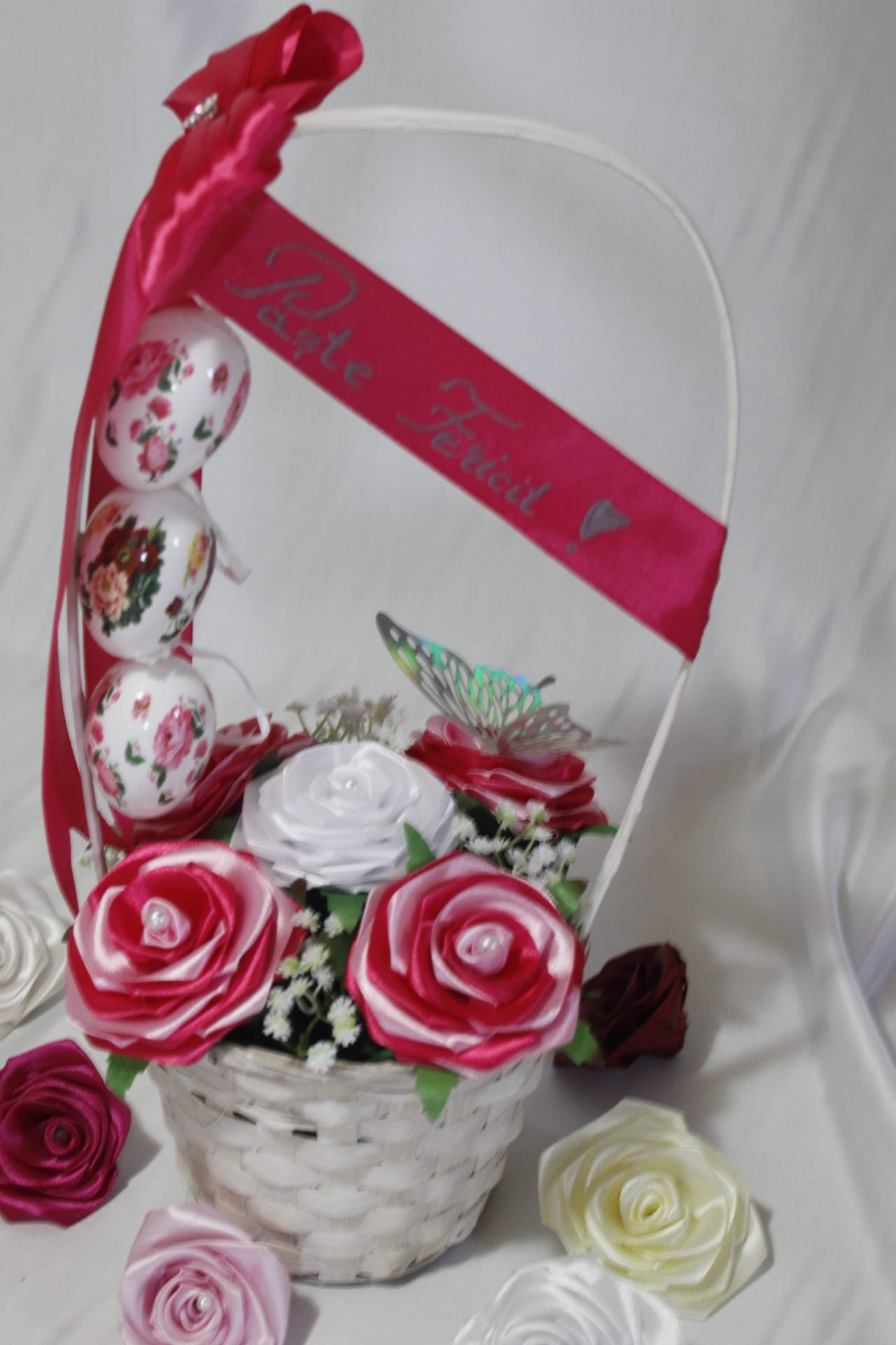 Coșuleț Decorativ de Paște cu Trandafiri din Satin Roz Închis și Roz Deschis – Aranjament Floral Elegant