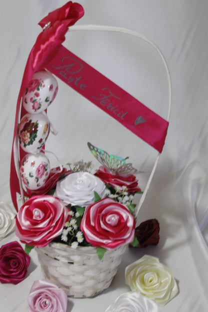 Coșuleț Decorativ de Paște cu Trandafiri din Satin Roz Închis și Roz Deschis – Aranjament Floral Elegant