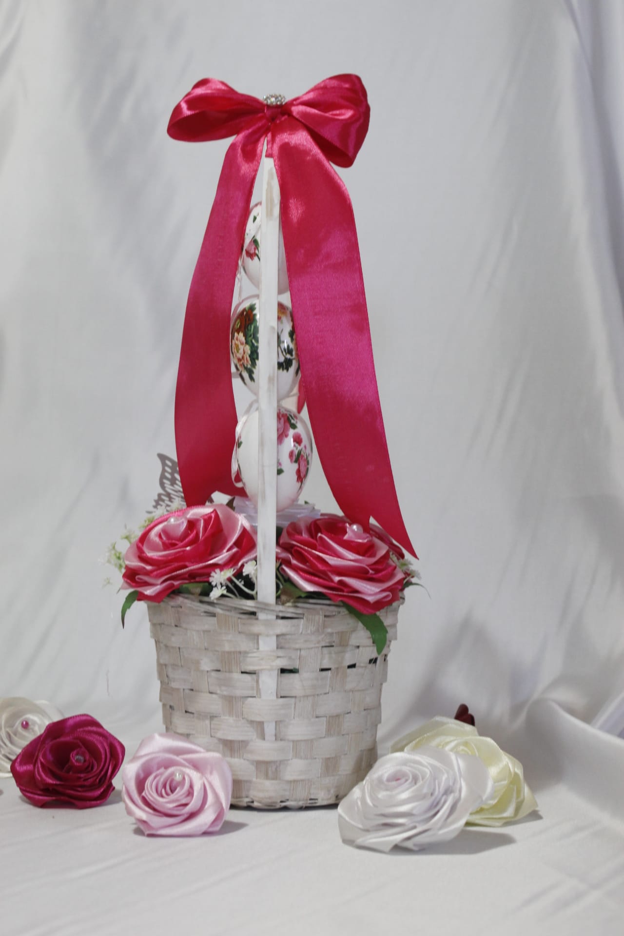 Coșuleț Decorativ de Paște cu Trandafiri din Satin Roz Închis și Roz Deschis – Aranjament Floral Elegant