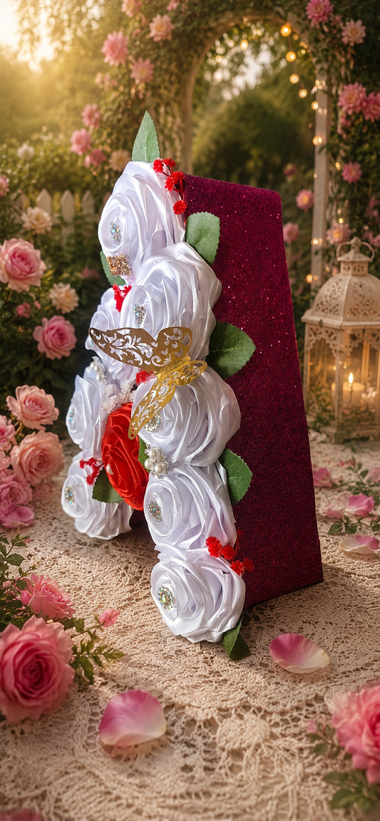 Literă Florală Decorativă Handmade cu Trandafiri Roșu și Albi – Decor Romantic Premium