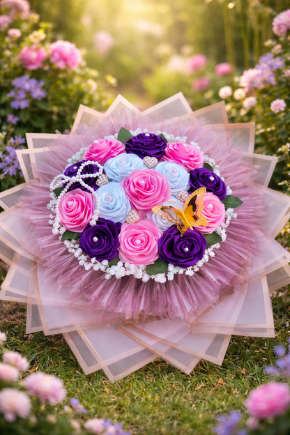 Buchet Elegant cu Trandafiri Roz, Mov și Alb – Aranjament Floral Premium cu Fluture Decorativ