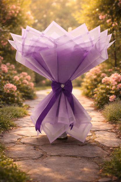 Buchet elegant mov și alb cu trandafiri din satin – aranjament floral romantic de lux