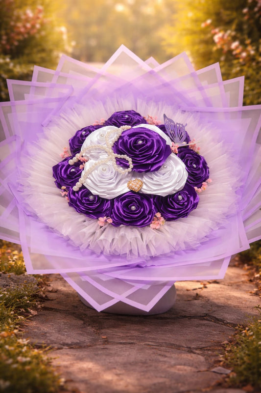 Buchet elegant mov și alb cu trandafiri din satin – aranjament floral romantic de lux