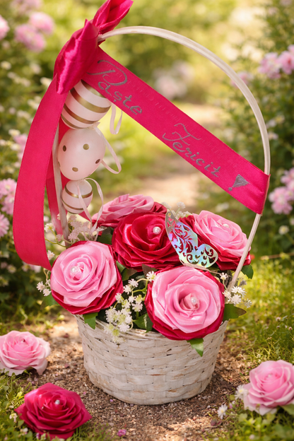 Coșuleț Cadou cu Trandafiri Roz Deschis și Roz Închis – Aranjament Floral Romantic Elegant